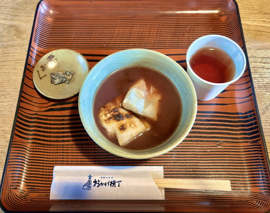 伊勢観光・おかげ横丁の食べ歩き休憩におすすめ!こんがり焼き餅が入った上品な甘さの赤福ぜんざいと、塩昆布がセットになった心温まる和スイーツ