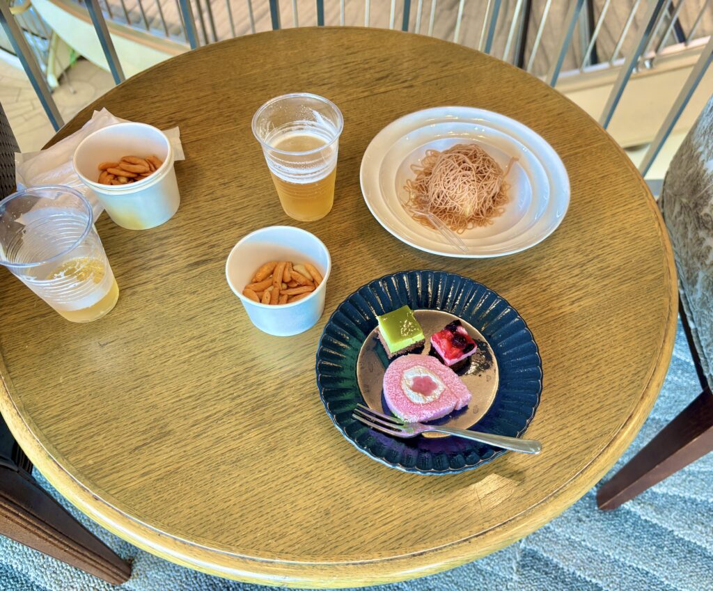 伊勢志摩のおすすめホテル「TAOYA志摩」の豪華なオールインクルーシブ体験!到着後のロビーラウンジで食べ飲み放題の生ビールや本格スイーツを楽しむ至福のウェルカムサービス