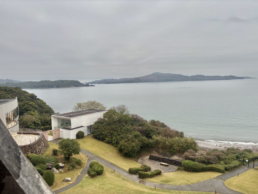 TAOYA志摩のオーシャンビュー。ホテルの庭園と建物越しに広がる海と島々の景色が美しい、開放感あふれるリゾート風景