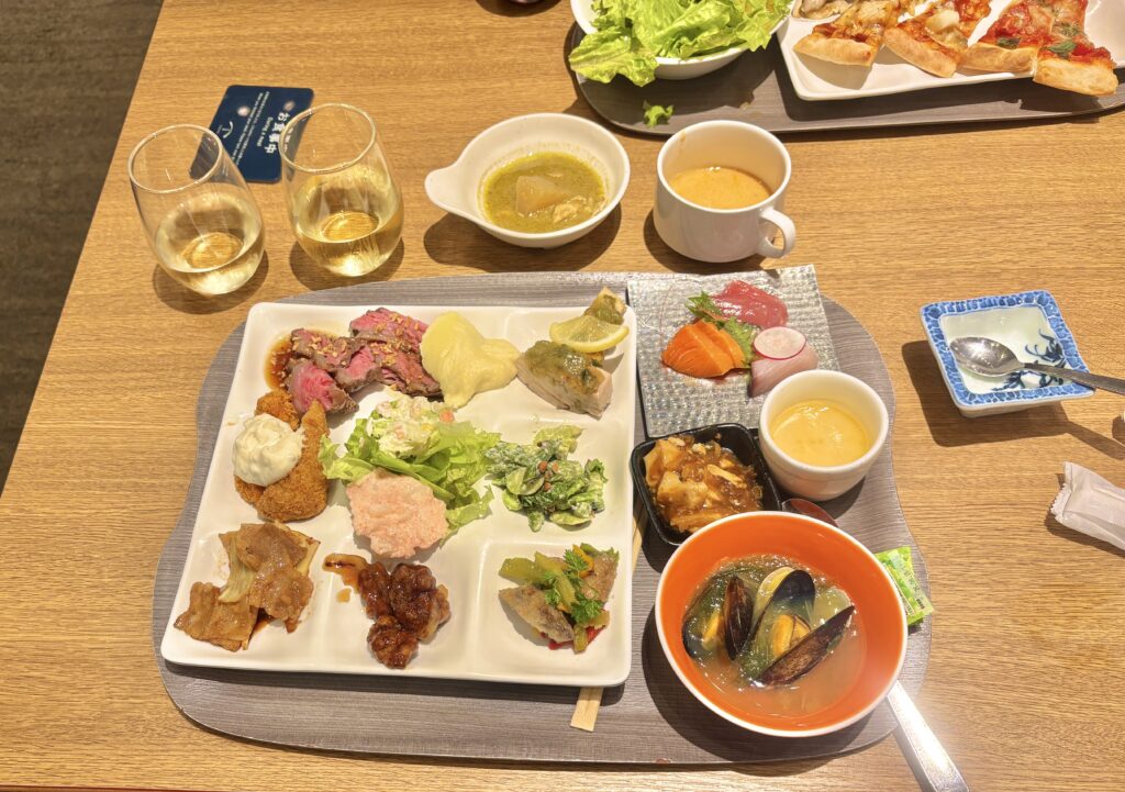 TAOYA志摩の夕食ビュッフェ。ローストビーフ、刺身、揚げ物、サラダ、スープなど種類豊富な料理を楽しめるバイキングプレート