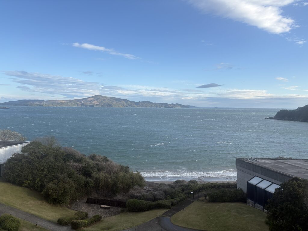 TAOYA志摩の客室から見えるオーシャンビュー。広い海と島々、手入れされた庭園が一望できる贅沢な景色