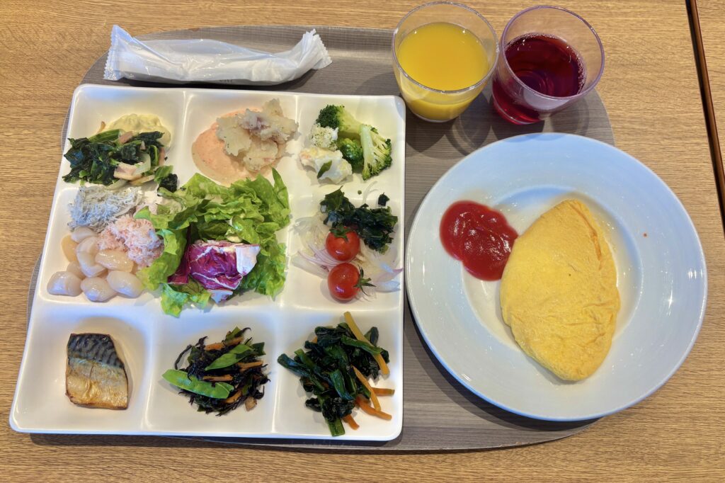 TAOYA志摩の朝食バイキング。サラダや焼き魚、和惣菜、シーフードにふわふわオムレツとジュースが揃う健康的で満足度の高い朝食
