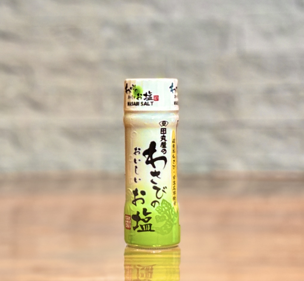 卓上に置かれたわさび塩のボトル。牛モモ肉のソテーに合わせる薬味として使われる、さっぱりとした風味の調味料。