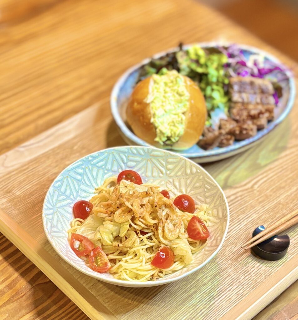 アボカドとクリームチーズと鶏胸肉をマヨネーズとごまドレッシングで和えたサンドと、焼き目のついた牛モモ肉のソテー、グリーンリーフや紫キャベツのサラダを盛り付けたワンプレート。