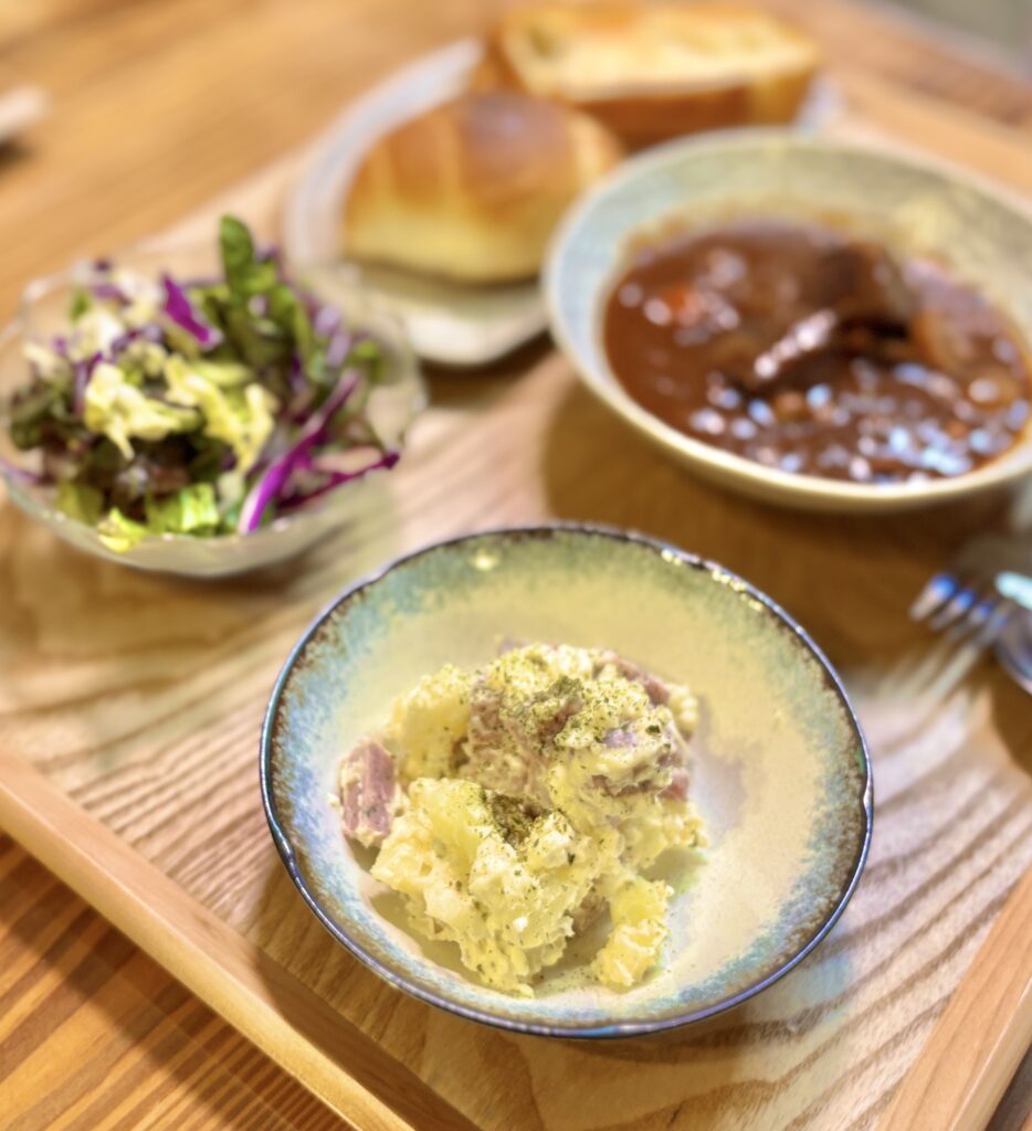 明宝パセリソーセージと新じゃが、クリームチーズを合わせたポテトサラダ。ゴロッとした具材感とパセリの香りが食欲をそそる一皿。
