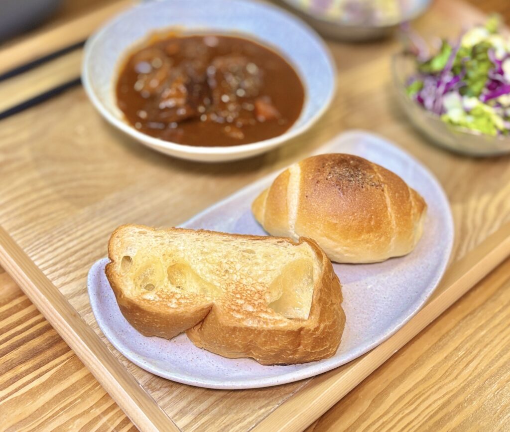 カンテグランデの塩パンと山崎の塩バターフランスを盛り付けたプレート。外はこんがり、中はふんわりとした焼き色が美味しさを引き立てる。