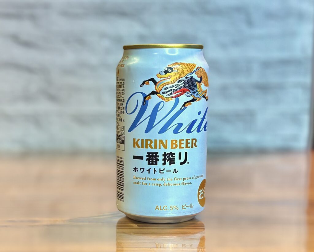 キリン一番搾りホワイトビールの缶。アルコール度数5%。小麦麦芽を使ったやさしい飲み口が特徴。