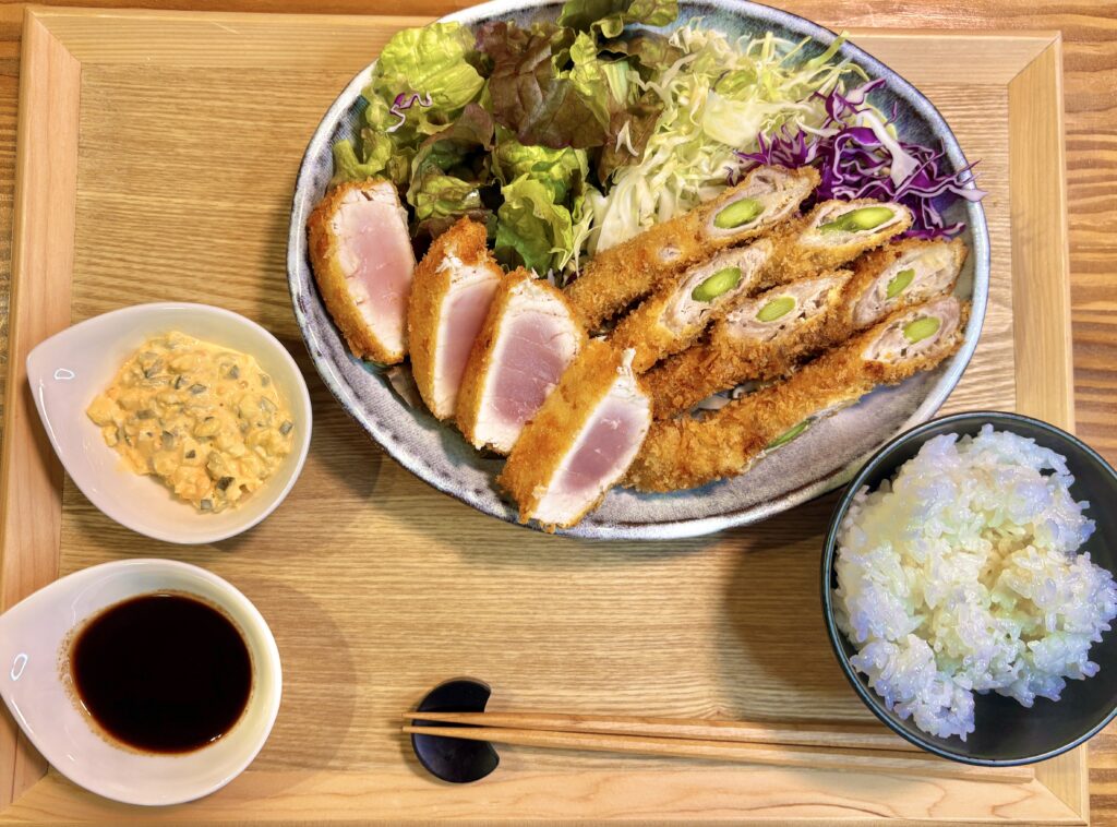 キハダマグロのレアカツとアスパラの豚肉巻きフライ、野菜サラダ、タルタルソース、ウスターソース、ご飯を盛り付けた旦那キッチンの献立全体
