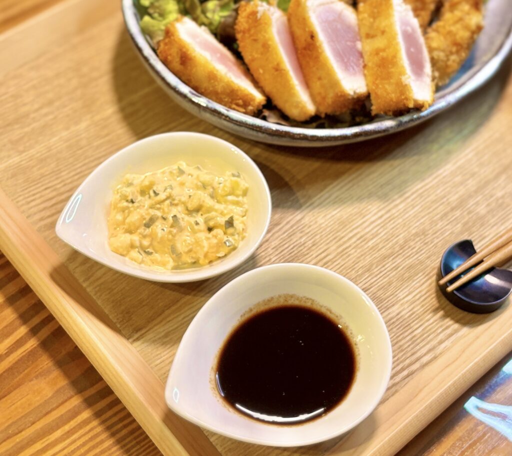 キハダマグロのレアカツに添えるタルタルソースとウスターソース。手作りタルタルで揚げ物をさらにおいしく
