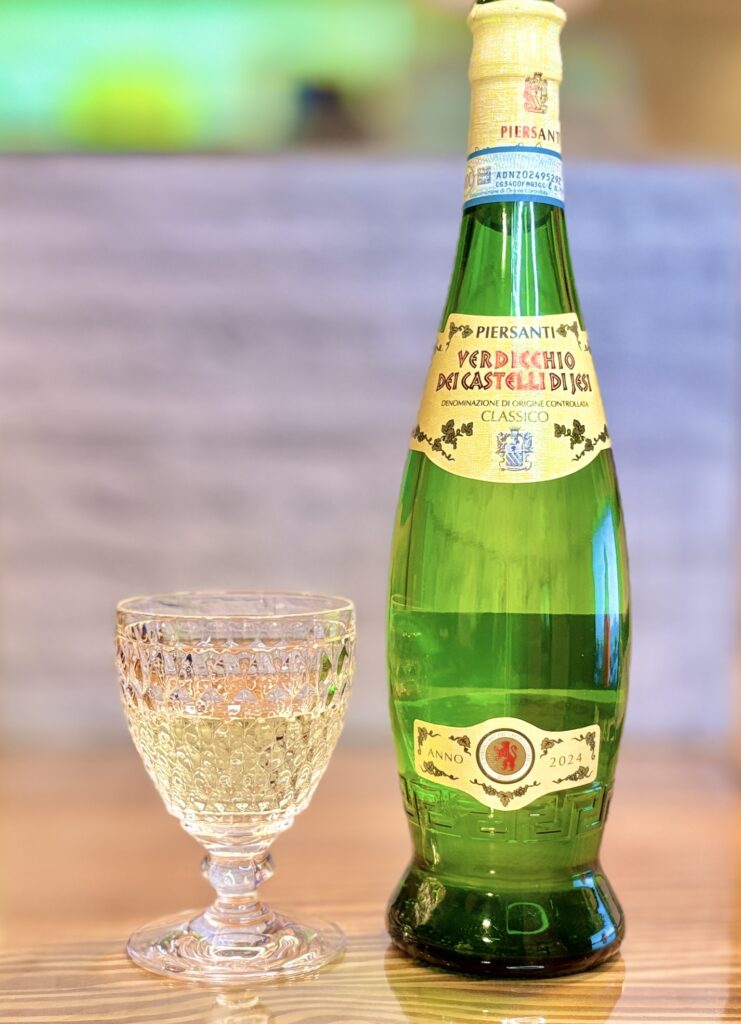 キハダマグロのレアカツに合わせたイタリア白ワイン、ピエルサンティのヴェルディッキオ・デイ・カステッリ・ディ・イエジ・クラッシコ2024とグラス
