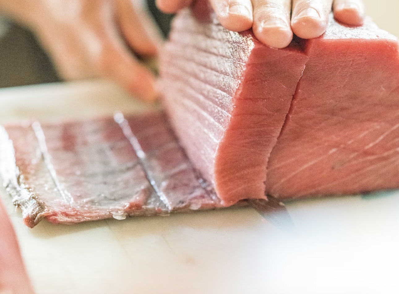 キハダマグロのレアカツ用にさくを厚切りにカットしている仕込みの様子