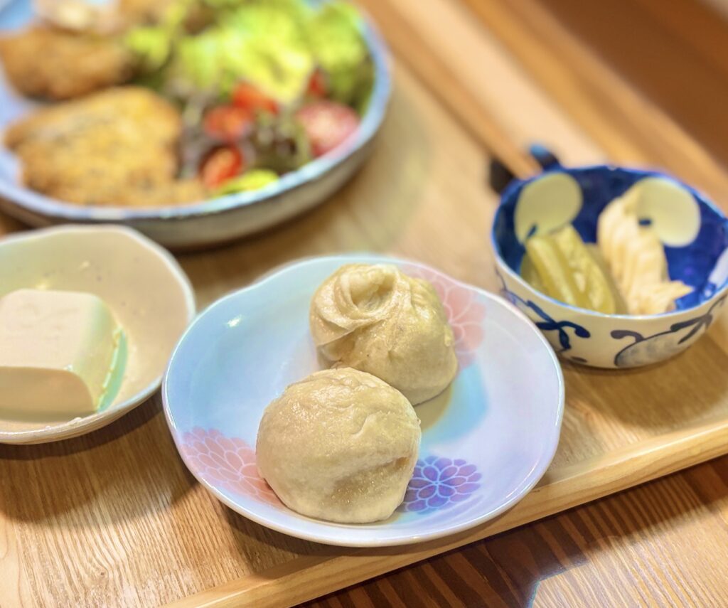 花柄の皿に盛られた老祥記の豚まん2個。もちもちの皮が特徴の神戸・南京町の名店の味