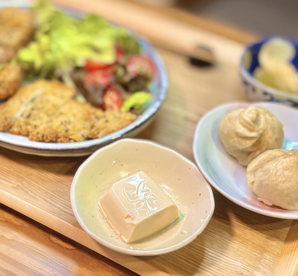 白い小皿に盛られた男前豆腐の冷奴。醤油をかけると豆腐の表面に「男」の文字が浮かび上がる