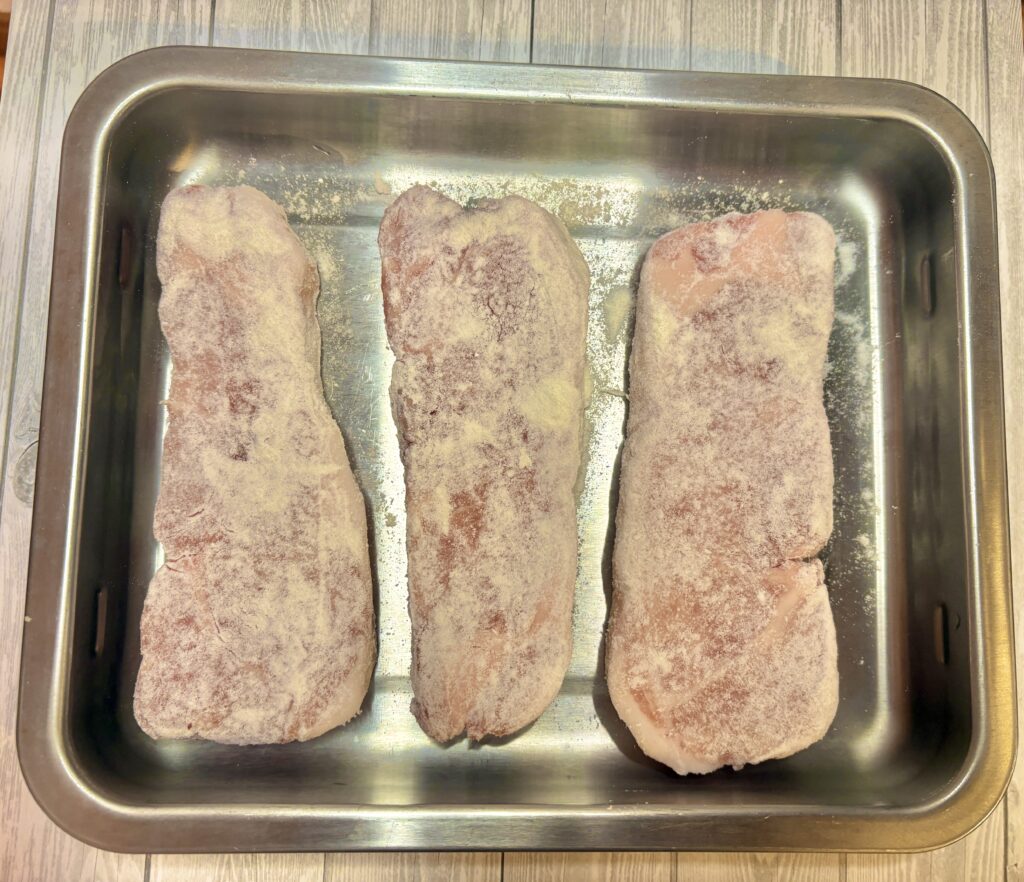 生塩糀パウダーをまぶした豚ロース3枚。漬け込み30分で驚くほどやわらかジューシーに仕上がる