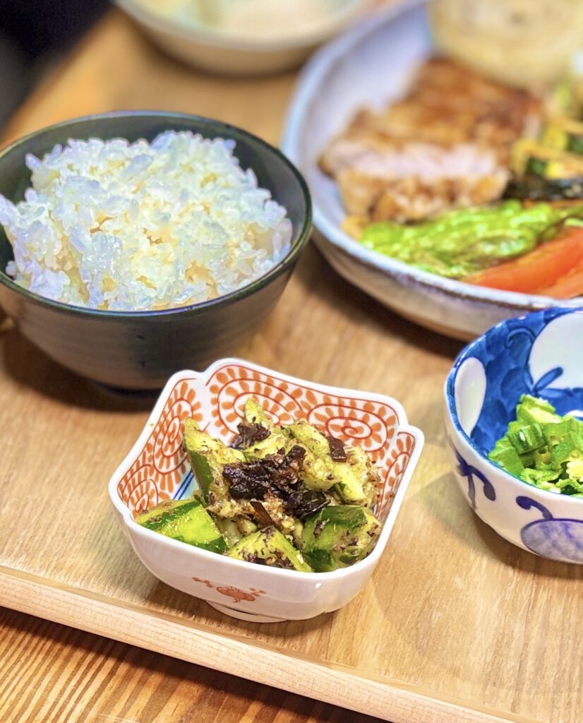 叩ききゅうりのおかか昆布和えと刻みおくらポン酢がけ。旦那キッチンの副菜2品