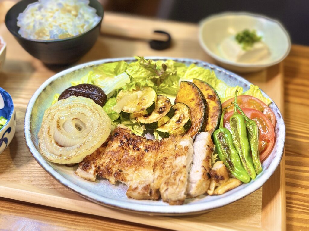 生塩糀パウダーで漬けてこんがり焼いたトンテキと焼き野菜の盛り合わせ
