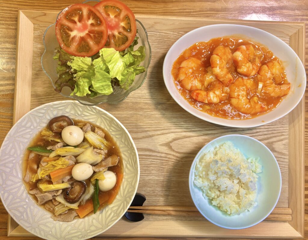 ブラックタイガーのエビチリ・オイスターソース八宝菜・レタストマトサラダ・ご飯が並ぶ旦那キッチンの中華定食｜大人味の辛めエビチリと具だくさん八宝菜の夜ごはん