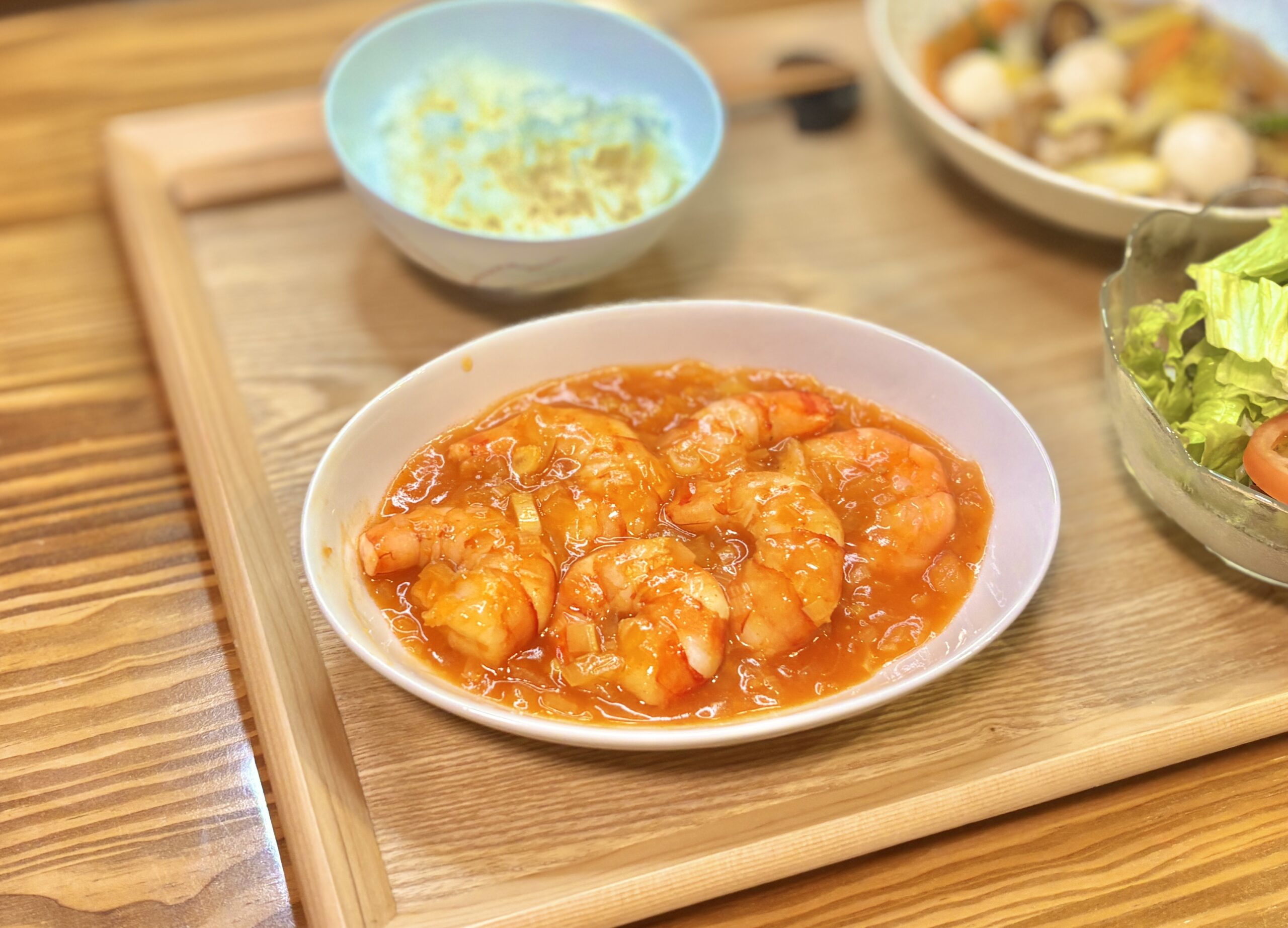 ぷりぷりのブラックタイガーが真っ赤なチリソースにからんだエビチリのアップ｜玉ねぎ・長ねぎ入り辛め仕上げ・旦那キッチンの大人味エビチリレシピ