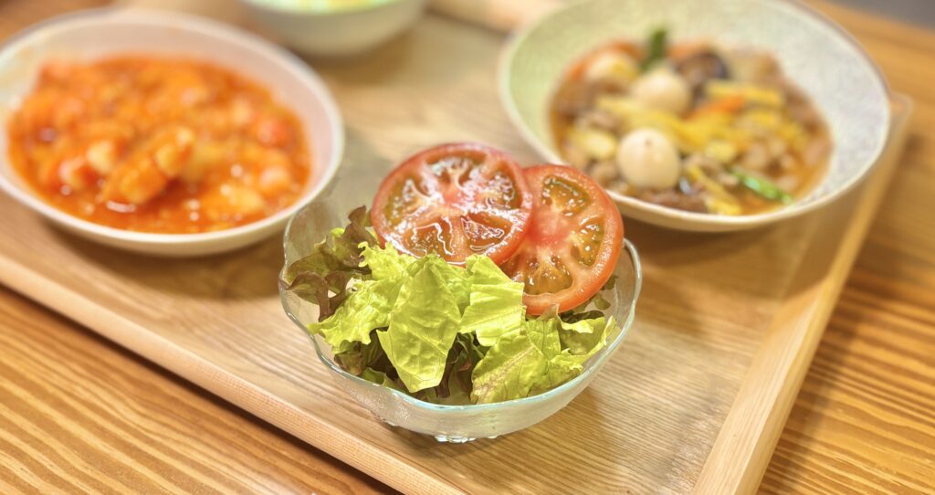 レタスとトマトのシンプルサラダにピエトロドレッシングをかけただけ｜中華定食の箸休めにぴったりのさっぱりサラダ