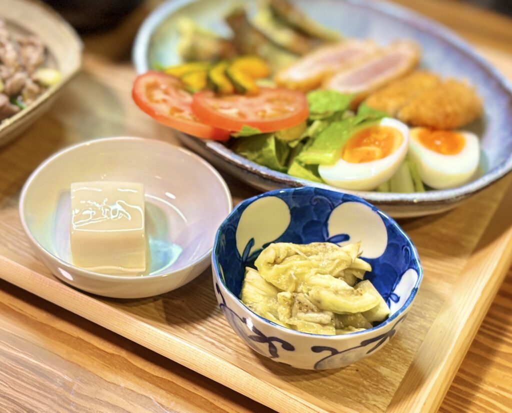 焼きなすと冷奴を盛り付けた副菜の写真。とろっと柔らかく仕上げた焼きなすと、シンプルな冷奴を組み合わせたさっぱり系おかず。揚げ物や肉料理と相性の良い、箸休めとしての和食副菜。