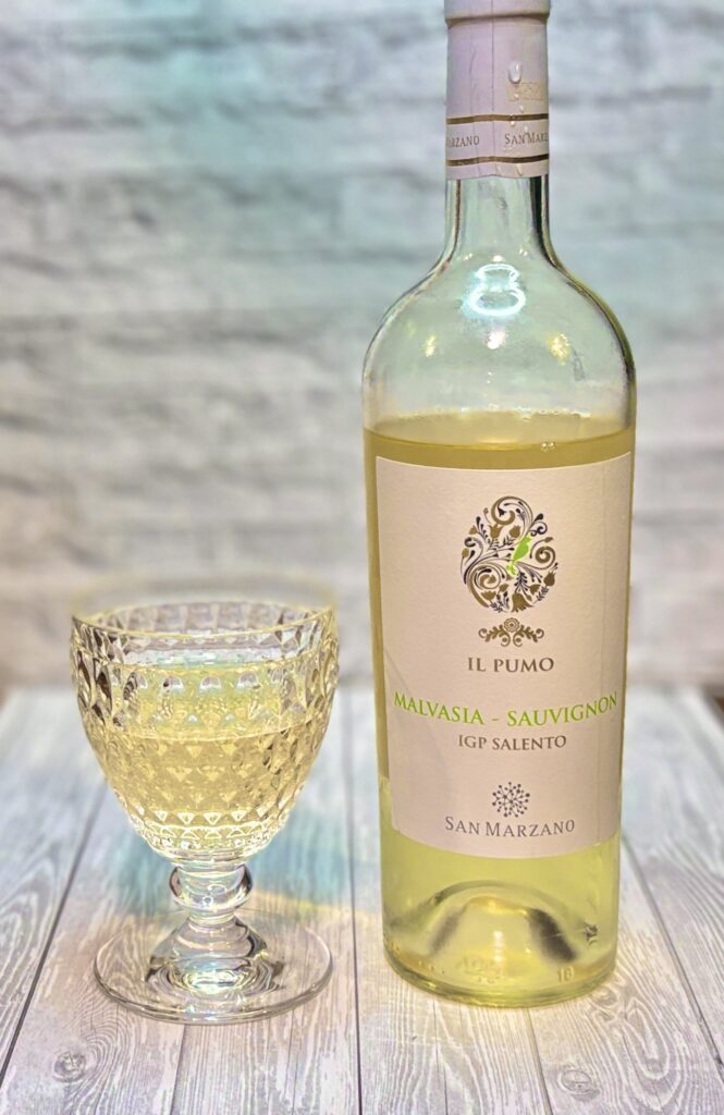 IL PUMO MALVASIA SAUVIGNON（イル・プーモ マルヴァジーア・ソーヴィニヨン）の白ワインボトルとグラスの写真。フレッシュな酸味と華やかな香りが特徴のイタリアワインで、マグロのレアカツや揚げ物、野菜料理とのペアリングに適した一本。