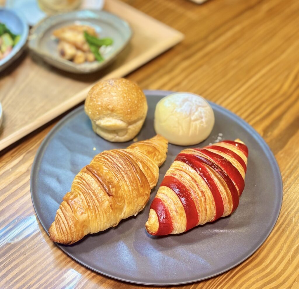 大阪・梅田ブールアンジュのクロワッサン・ストロベリークロワッサン・丸パン・白パン4種の盛り合わせ
