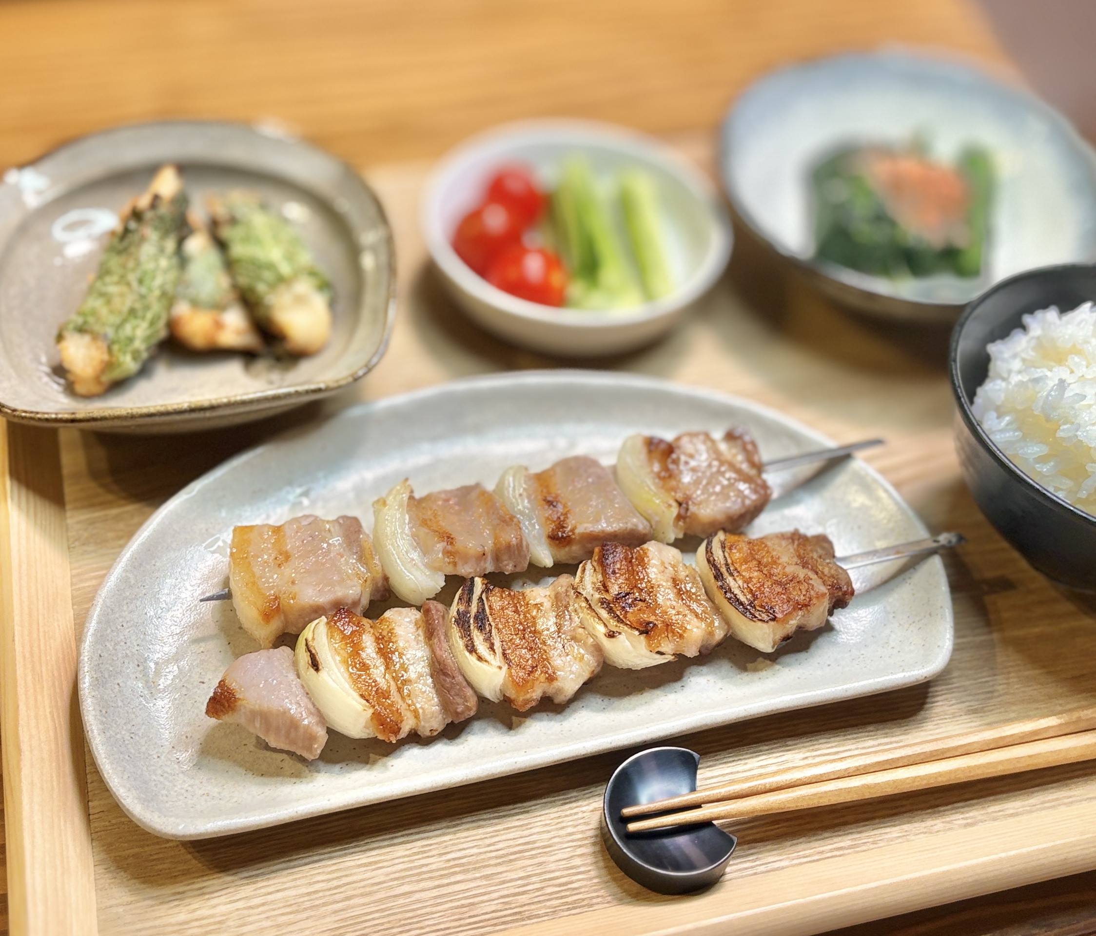 塩麹で下味をつけて焼き上げた豚バラ肉の串焼き。玉ねぎと交互に刺したジューシーな焼き串で、香ばしい焼き色と旨みが際立つ簡単おつまみレシピ。