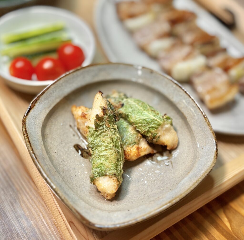 塩麹漬け鶏胸肉を大葉で巻いて焼いたヘルシーおかず。外は香ばしく中はしっとりジューシーに仕上がる、さっぱり食べられる簡単レシピ。