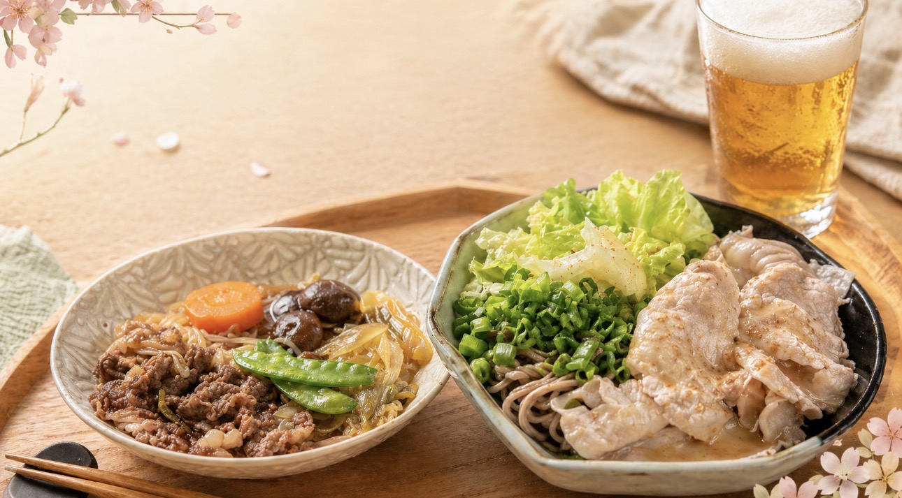 春キャベツと豚ロースの胡麻しゃぶ蕎麦、黒毛和牛のすき煮、マルエフをイメージしたビールを並べた春らしい和風献立のアイキャッチ画像。蕎麦の上に豚しゃぶ、春キャベツ、青ねぎを盛り付け、横には黒毛和牛としらたき、椎茸、にんじん、絹さやのすき煮を添えた軽め晩ごはん。