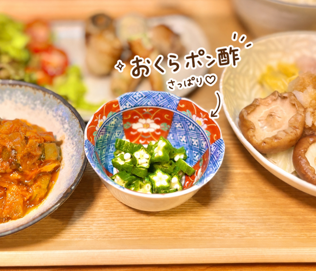 小鉢に盛り付けたおくらポン酢のアップ写真。おくらの豚バラ巻きに使ったおくらを活用し、ポン酢でさっぱり食べられる箸休めとして仕上げた一品。鮮やかな緑色のおくらと和柄の小鉢が食卓に彩りを添え、豚バラ巻きやおろし冷しゃぶなどのお肉料理に合わせやすい、簡単副菜のおくらポン酢を手書き文字で可愛く紹介している。
