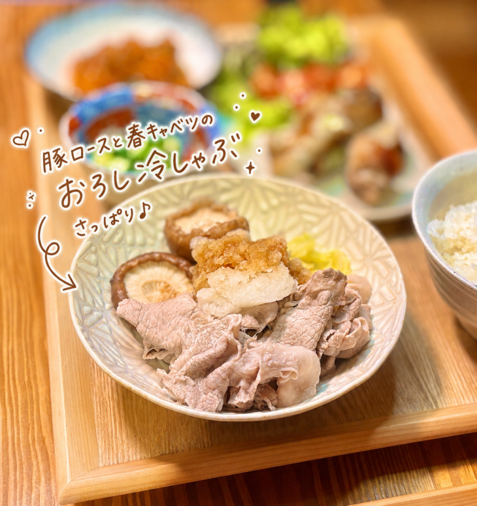薄切り茄子の豚バラロール、おくらの豚バラ巻き、野菜サラダを一皿に盛り付けた旦那キッチンの晩ごはん写真。豚バラ巻きは香ばしく焼き上がり、茄子の断面やおくらの星形が見える見た目も楽しいおかず。レタスやミニトマトを添えた野菜サラダで彩りを加え、肉料理と野菜をバランスよく楽しめるおうちごはんの一枚。