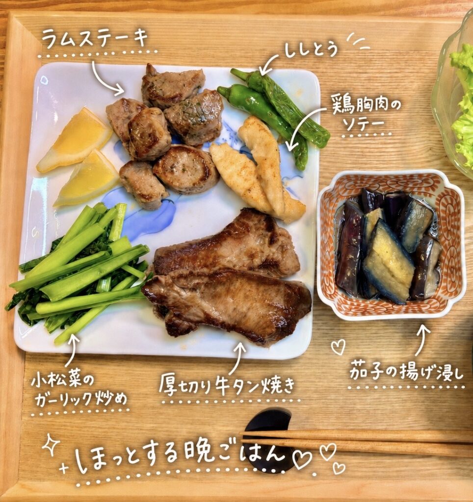 ラムステーキと厚切り牛タン焼き、鶏胸肉のソテーを主役に、ししとう、小松菜のガーリック炒め、茄子の揚げ浸しを合わせた晩ごはんのお肉プレート。サントリー生ビールにも合う、家庭料理の手書き風加工画像。