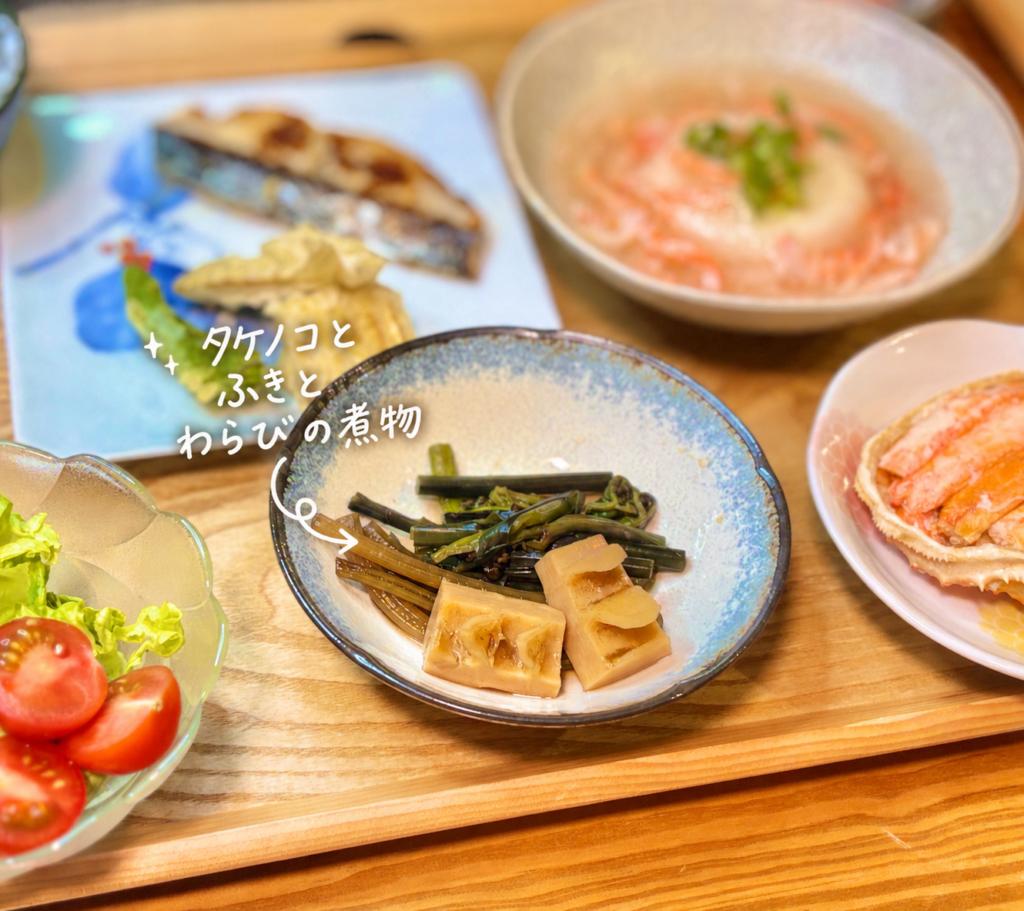 タケノコ、ふき、わらびを使った春らしい山菜の煮物を主役に、自家製サワラの西京味噌漬けや紅ズワイカニのあんかけ豆腐、大ズワイの甲羅盛りを合わせた贅沢和食献立の手書き風加工画像。
