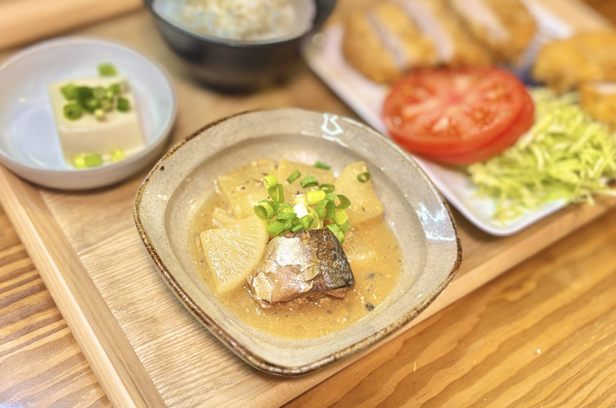 サバ味噌煮缶と大根を煮て青ねぎを散らした簡単煮物。ローリングストックのサバ缶を活用したごはんに合う副菜