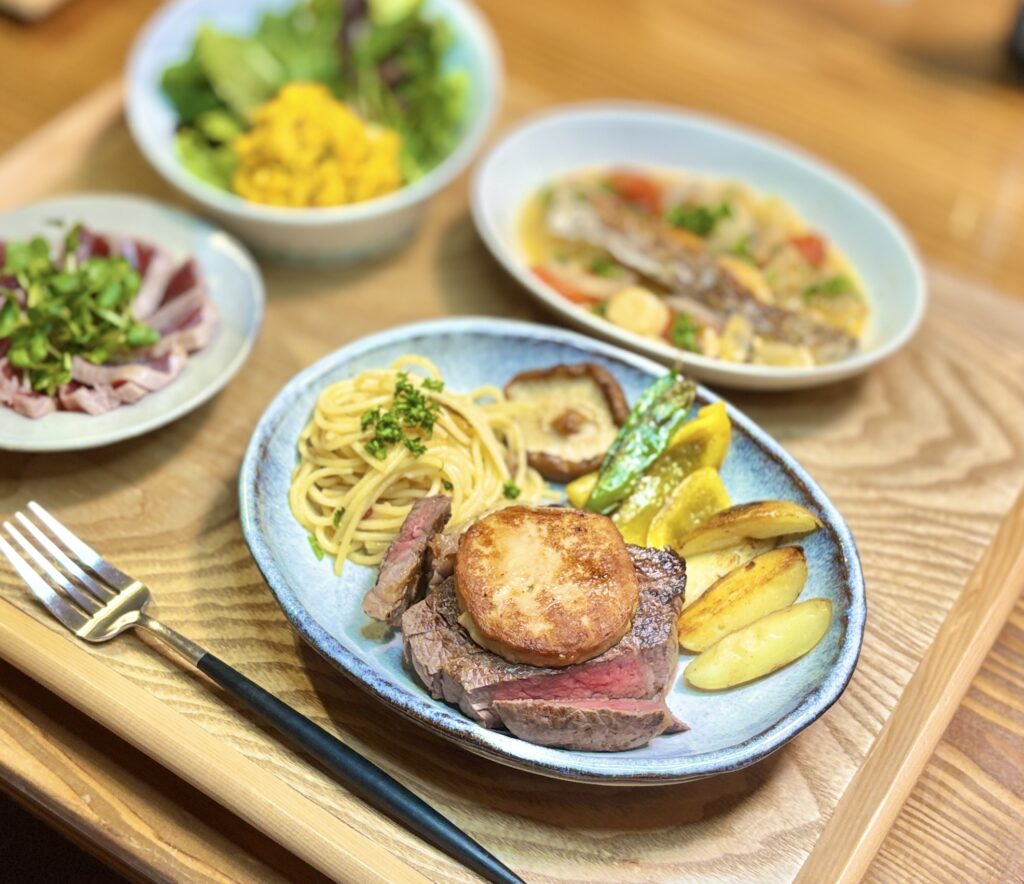 黒毛和牛のヒレステーキに香ばしく焼いたフォアグラをのせ、ぺぺロンチーノと焼き野菜を添えた記念日ディナーの一皿。誕生日のお祝いにぴったりの豪華なステーキ献立