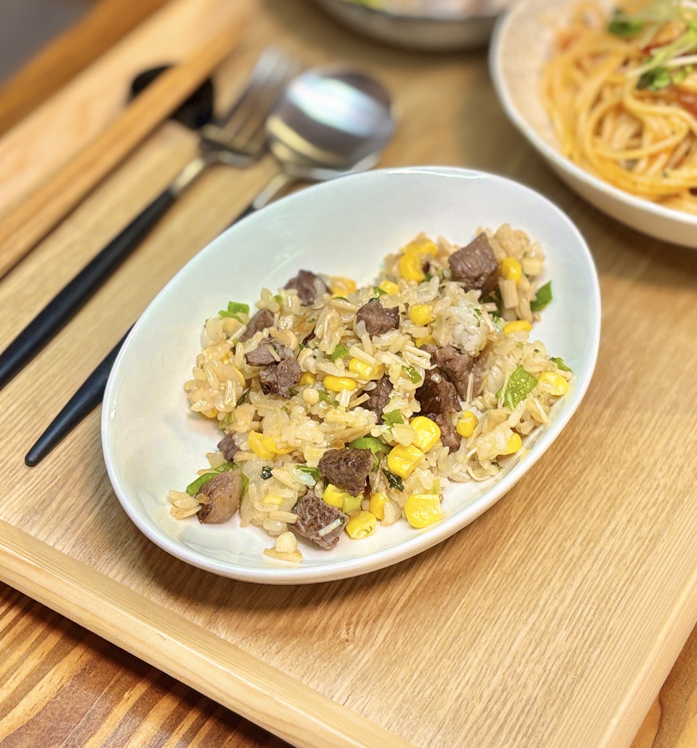 残ったステーキ肉で作るステーキチャーハン。コーンやピーマンを合わせた、残り物アレンジにおすすめの満足感あるリメイクごはん