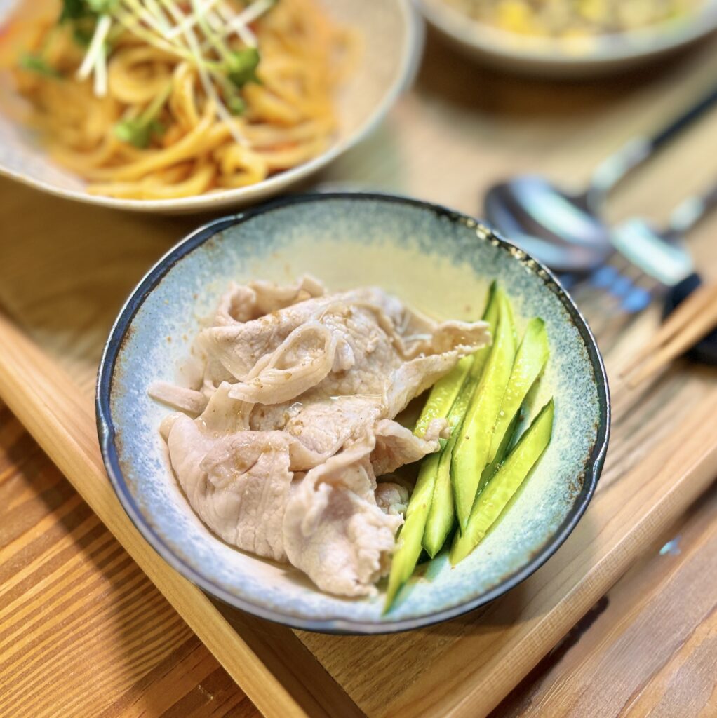 薄切りの豚しゃぶと細切りきゅうりを盛り付けたゴマだれサラダ。ステーキチャーハン献立にさっぱり感を添える簡単副菜