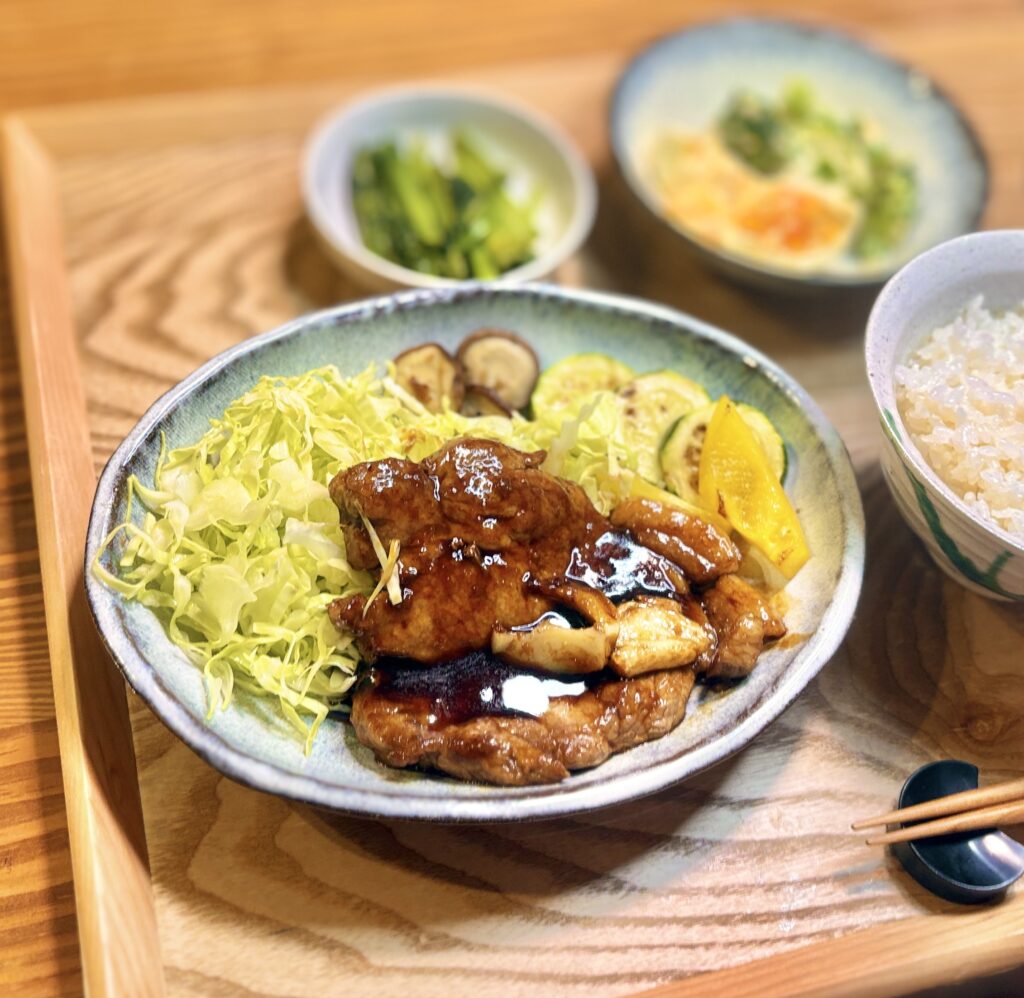 四日市トンテキソースで作る簡単トンテキ。甘辛ソースを絡めた豚肉に、千切りキャベツ、パプリカ、ズッキーニ、椎茸の焼き野菜を添えた、サントリー生ビールに合う晩ごはん献立。