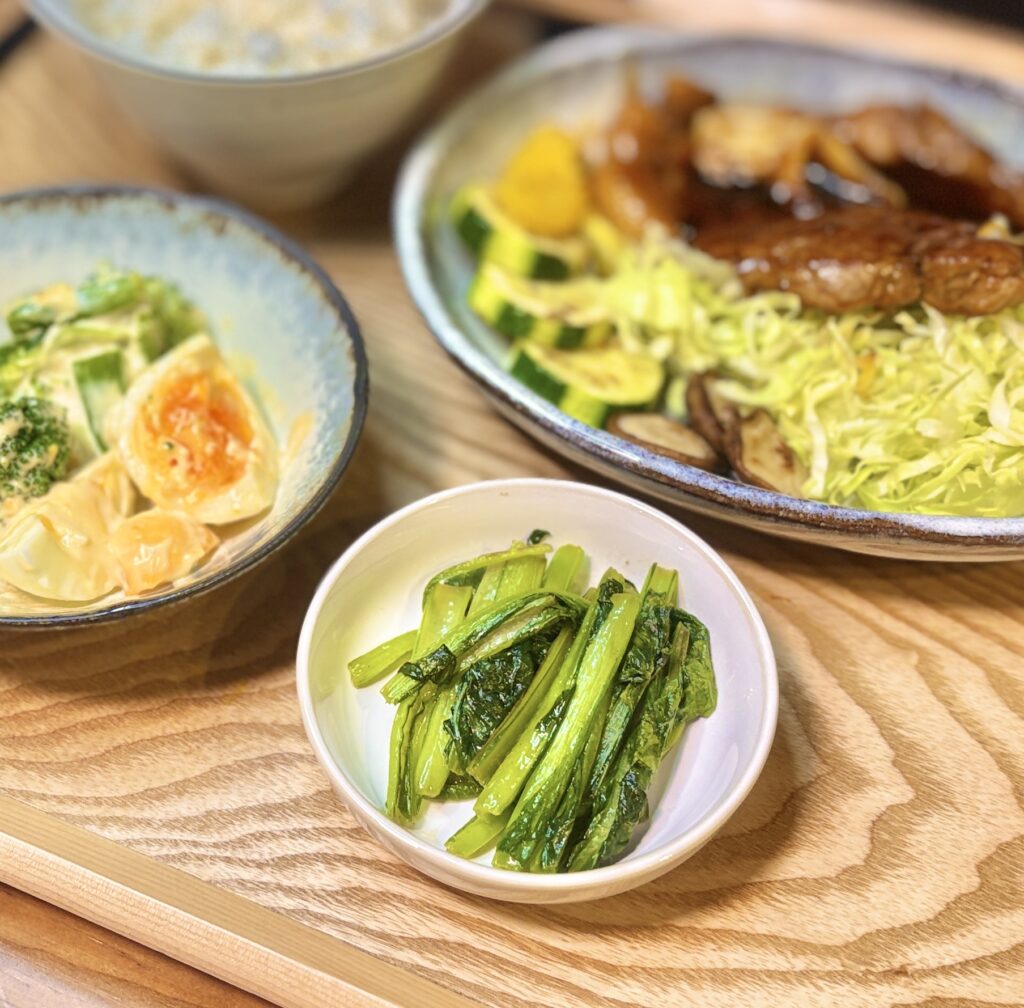 小松菜をにんにくの香りで炒めたガーリック炒め。四日市トンテキソースのトンテキに添えた、緑の彩りと香ばしさを加える簡単副菜。