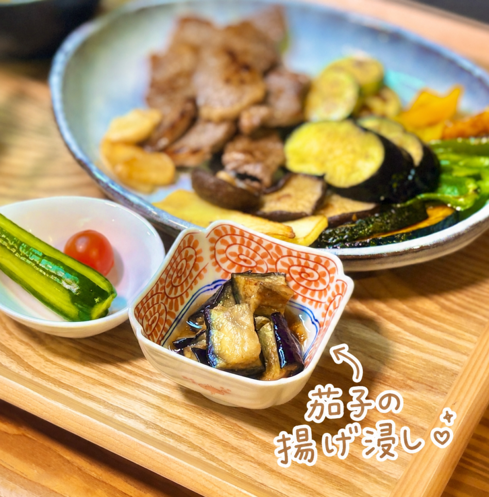 茄子の揚げ浸しを小鉢に盛り付けた写真。じゅわっと味が染みた茄子が、牛ロース肉の焼肉に合う和風副菜。