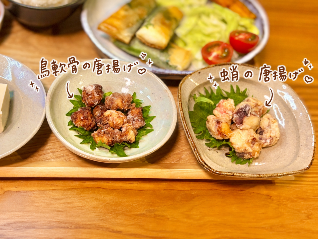 大葉の上に盛り付けた蛸の唐揚げと鳥軟骨の唐揚げを、手書き風の文字と矢印で紹介した写真。むぎゅっとした蛸の食感と、コリコリした鳥軟骨の食感が楽しめる、ビールに合う揚げものおつまみの一皿。