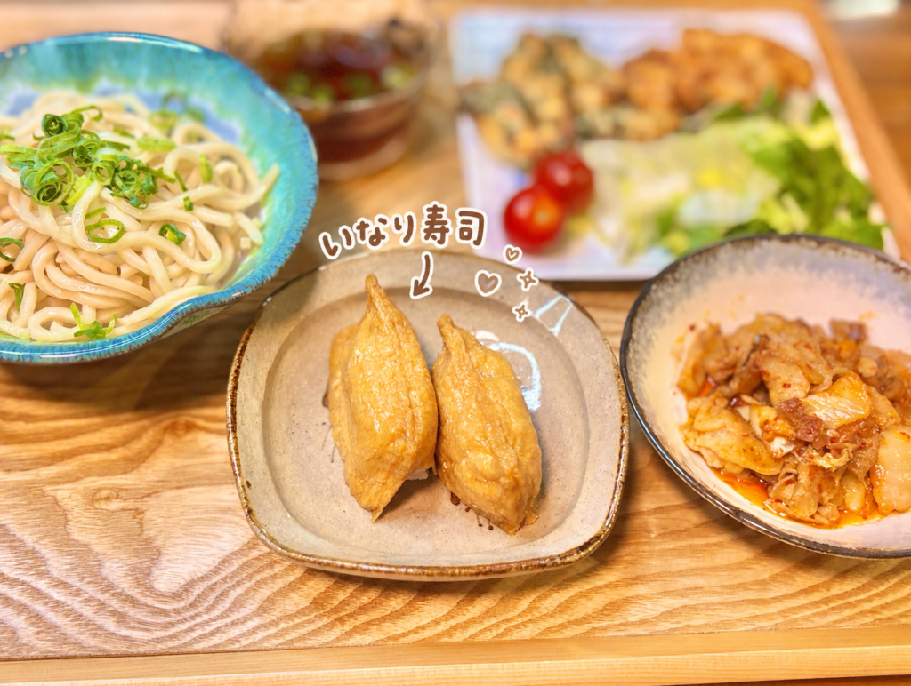小皿に盛り付けたいなり寿司の写真。甘じゅわなお揚げに包まれた、冷やしうどんと相性のよい副菜。今回は買ってきたいなり寿司を添えた、手軽で満足感のある晩ごはんの一品。