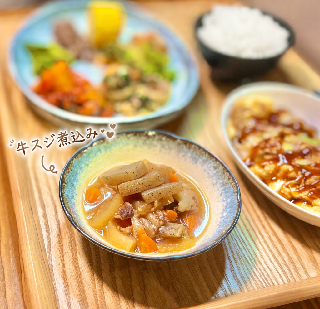 大根、にんじん、こんにゃく、牛スジをじっくり煮込んだ牛スジ煮込み。やさしい出汁の味わいが楽しめる、白ごはんにも合う和風おかず。