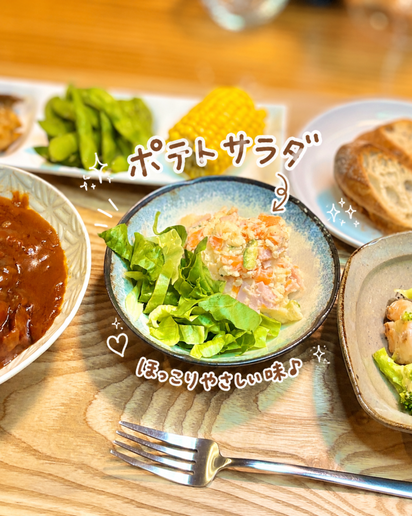 ポテトサラダとレタスを盛りつけた小皿に、可愛い手書き風文字でポテトサラダと紹介した写真
