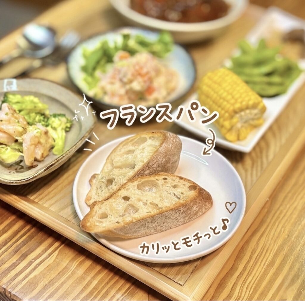 カスカード神戸のフランスパンを小皿に盛りつけ、手書き風の可愛い文字でカリッともっちり感を紹介した写真