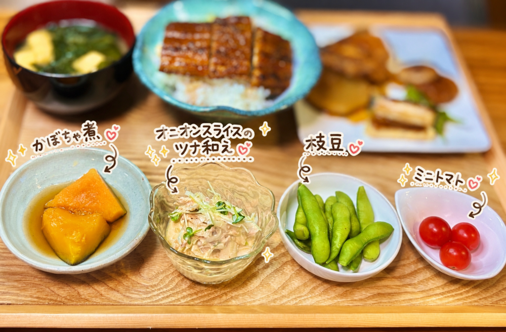 かぼちゃ煮、オニオンスライスのツナマヨあえ、枝豆、ミニトマトを盛り付けた彩り豊かな副菜プレート