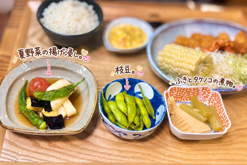なす・ししとう・長いも・トマトの夏野菜の揚げ浸し、枝豆、ふきとたけのこの煮物を並べた、エビフライに合う簡単副菜。
