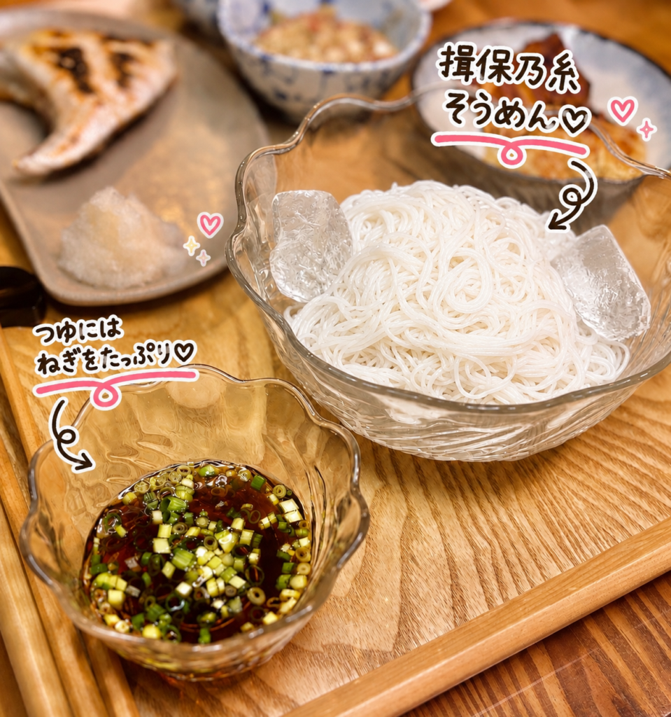 氷で冷たく盛り付けた揖保乃糸そうめんと刻みねぎたっぷりのめんつゆ|暑い日に食べたい夏のそうめん献立