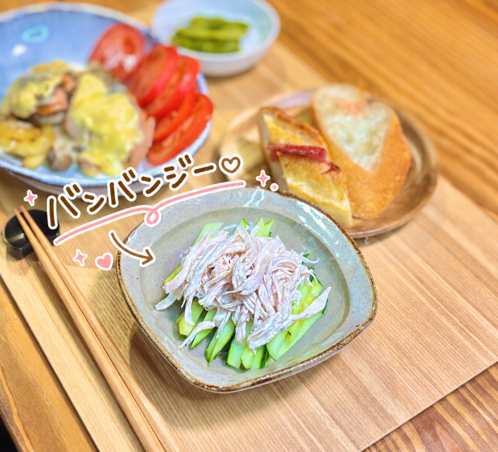 細切りきゅうりにほぐした鶏肉をたっぷりのせたバンバンジー｜胡麻ダレで食べる簡単さっぱり副菜