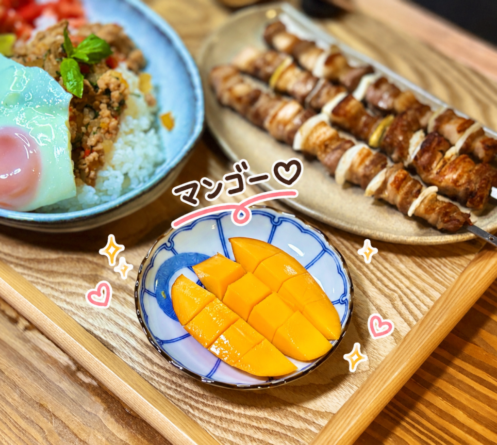 ガパオライスと豚バラ串焼きの献立に添えたマンゴー。濃厚な甘みとみずみずしい果肉を楽しむ、アジアンごはんの食後にぴったりなデザート。